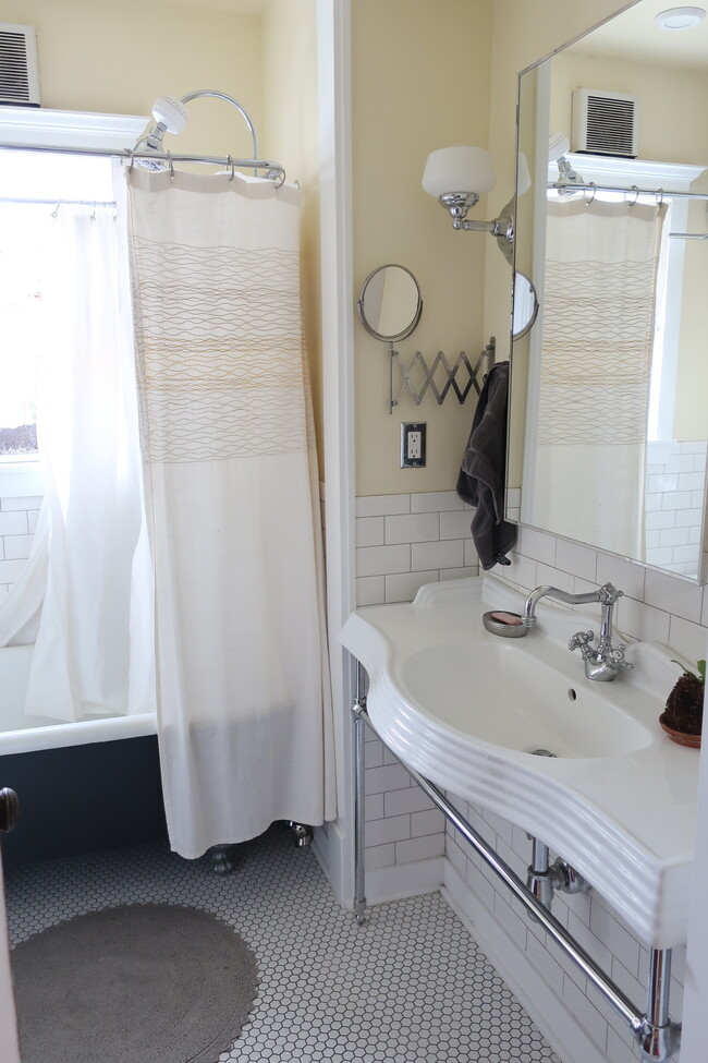 Remodeled bathroom - 3434 Lawrence St