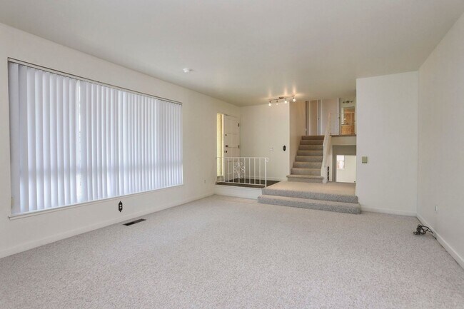 Foto del edificio - 4BR/3BA Tri-Level Home with Yard & 2-Car Garage | Foster City | YouTube Tour