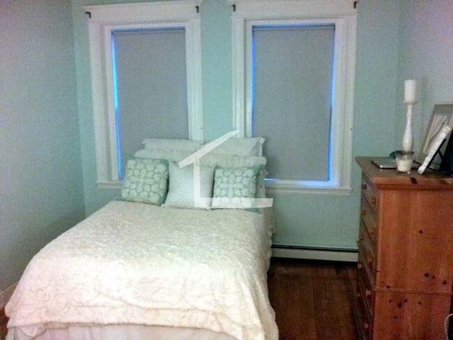 Building Photo - Brighton 1 bed with heat and hot water inc...