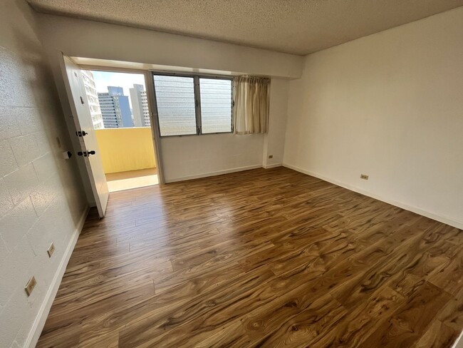 Building Photo - Westview Plaza 1 bedroom 1 bath with 1 ass...