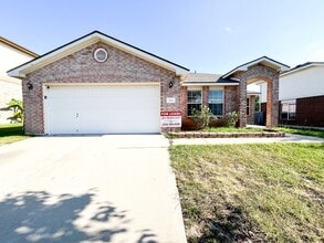 Building Photo - 703 White Hawk Trail