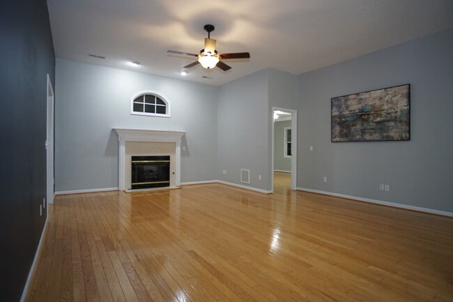 Building Photo - 3 Bed/2 Bath.  Master on Main.  Close to V...