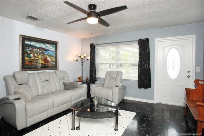 Foto del edificio - 3489 NE Linda Dr