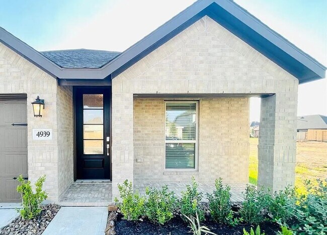 Building Photo - 4939 Sky Blf Dr