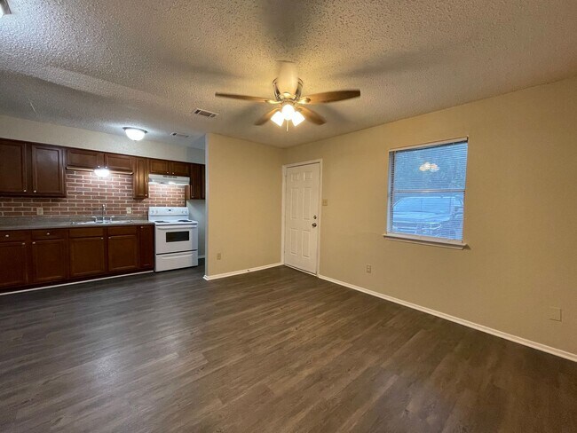 Foto del edificio - AVAILABLE NOW 2 BEDROOM 1 BATH DUPLEX IN H...