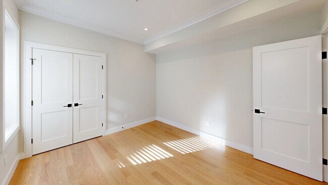 Building Photo - 166 Kelton St