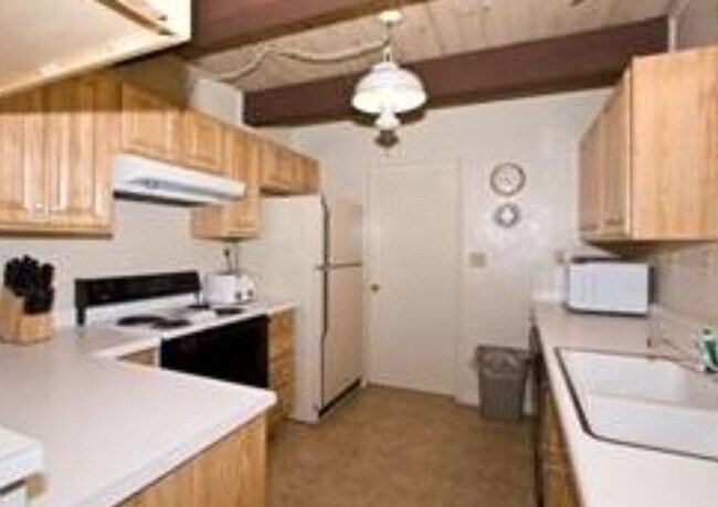 Foto del edificio - Unique open design,wood beams in all rooms...