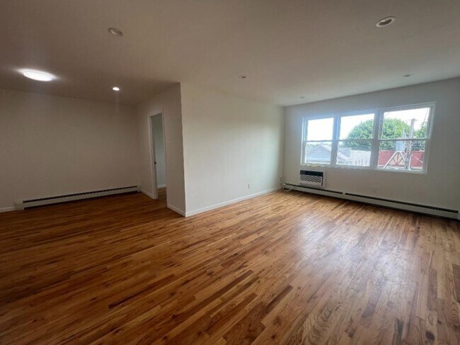 Foto del edificio - 3 bedroom in WOODSIDE NY 11377