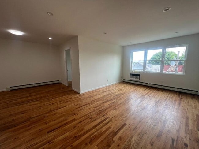 Building Photo - 3 bedroom in WOODSIDE NY 11377