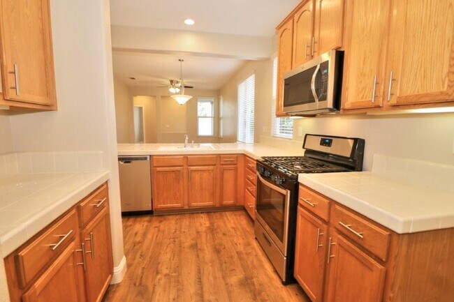 Foto del edificio - ADORABLE 3/2 Roseville Corner Lot Home!  PLEASE READ ENTIRE AD PRIOR TO CALLING AGENT FOR SHOWING.