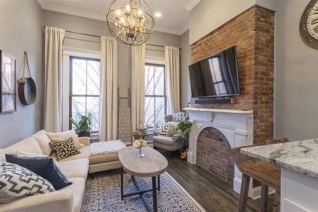 Building Photo - 481 Monmouth St