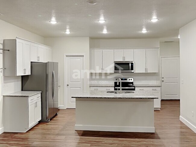 Foto del edificio - 1359 E White St