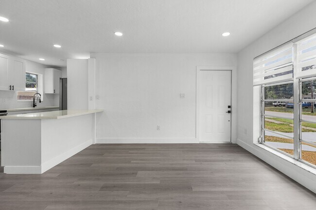 Foto del edificio - 22163 Hernando Ave