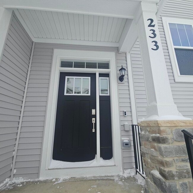 Building Photo - 233 Settlers Pl