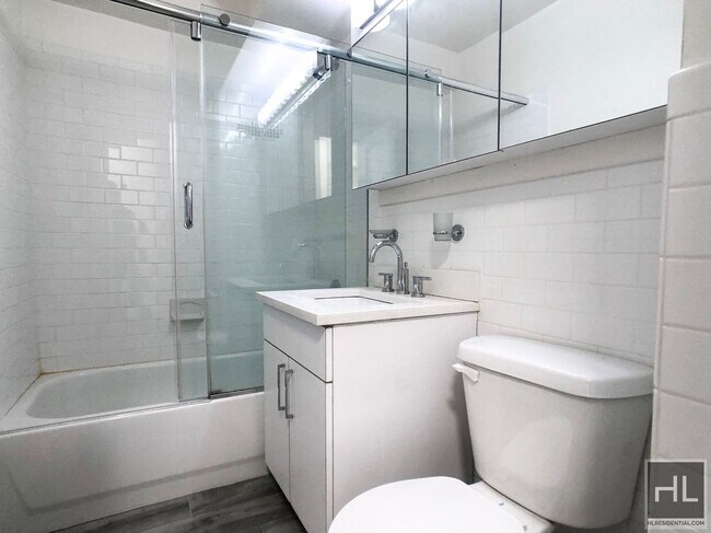 Building Photo - GORGEOUS MIDTOWN EAST 2 BED 2 BATH - WON'T...