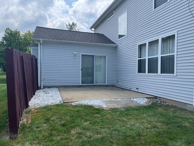 Building Photo - Recently renovated and large 3bed, 2.5 hom...