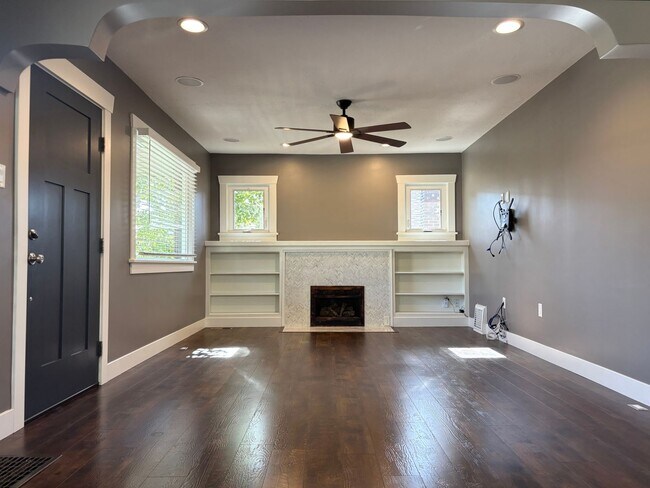 Building Photo - Stunning Remodel Near 9th & 9th!