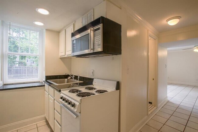 Building Photo - 830 Barnett St NE