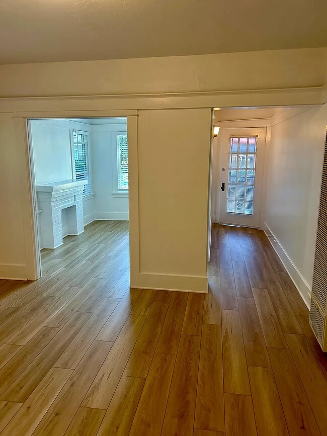 Foto del edificio - 1249 E Broadway