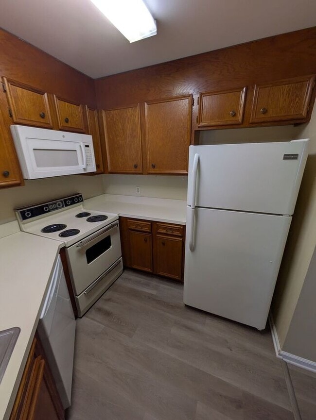 Building Photo - 2BD/2BA Condo Available Now in Hickory