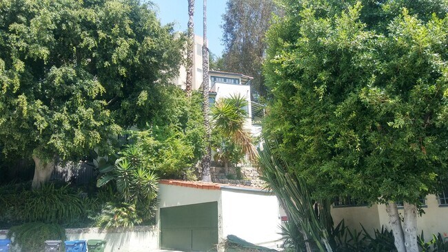 Foto del edificio - 2174 Beachwood Ter