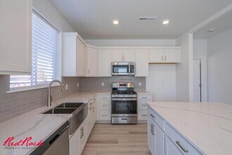 Building Photo - 549 Pine Dr