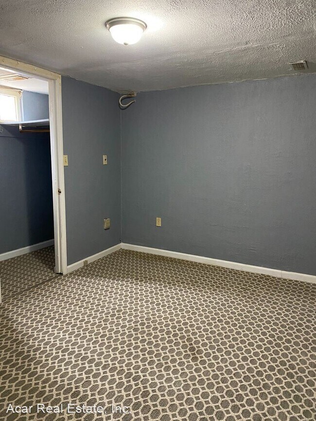 Building Photo - 2 br, 1 bath House - 406 E 11th St B