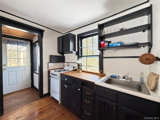 Foto del edificio - 674 Debruce Rd