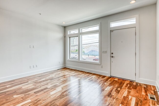 Building Photo - Queen Village Townhome with Parking