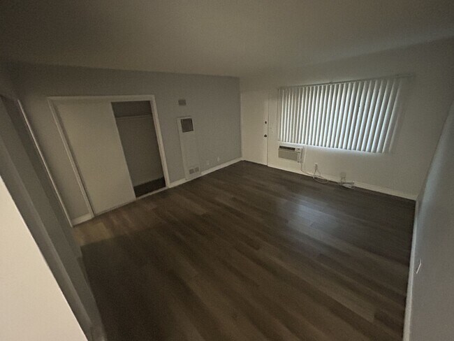 Building Photo - 1/2 OFF FIRST MONTH'S RENT Studio apartment with all utilities paid!