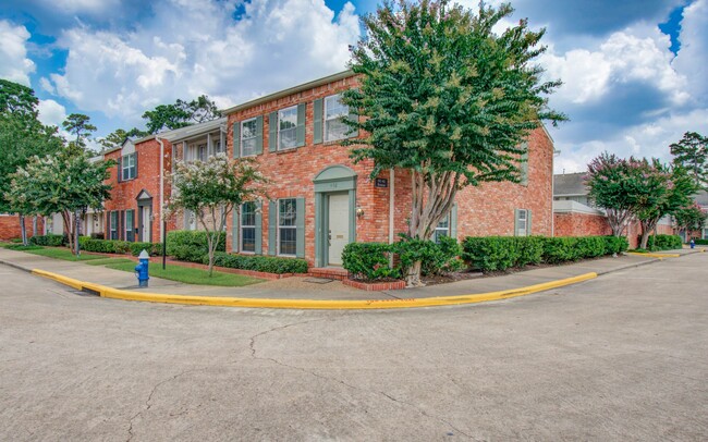 Building Photo - 402 Bendwood Dr