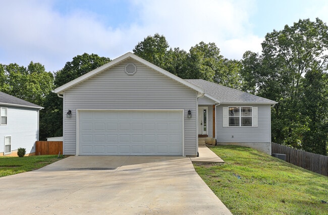Building Photo - 321 Dogwood Pl