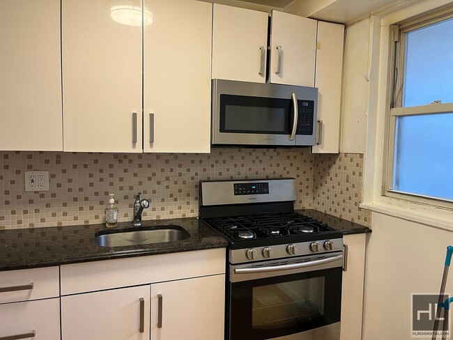 Foto del edificio - Beautiful One Bedroom in Rego Park, Queens