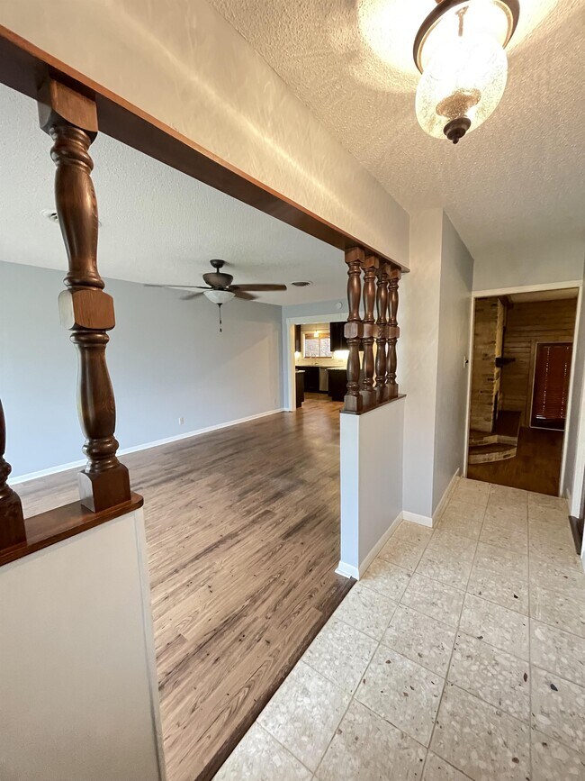 Building Photo - 208 Tanglewood Dr