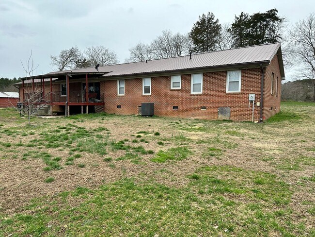 Building Photo - 5-Bedroom Close to Farmville in Quiet Sett...