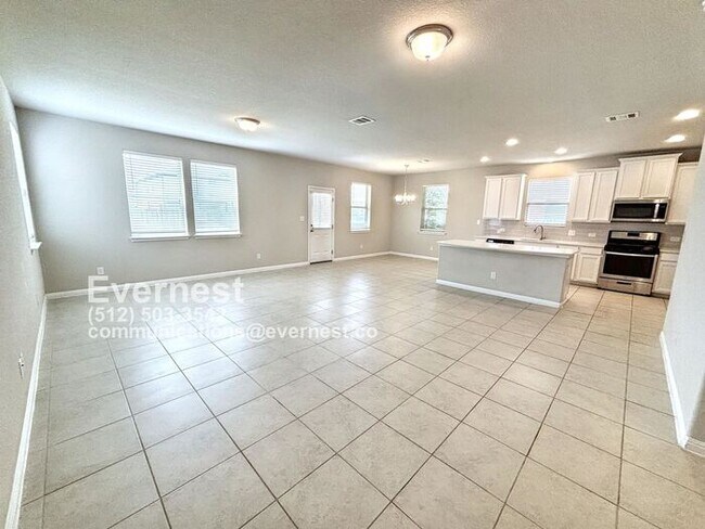 Foto del edificio - 4-Bedroom Home with Modern Comforts Near S...