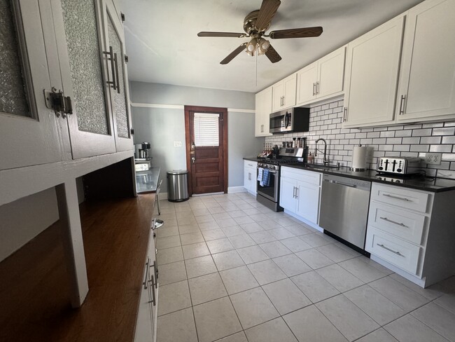 Building Photo - 821 E Pearson St