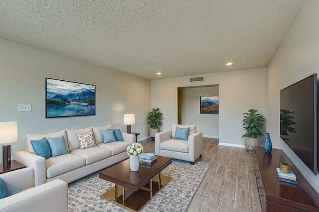 Foto del edificio - FULLY REMODELED 4 BEDROOM, 2 BATH HOME - M...