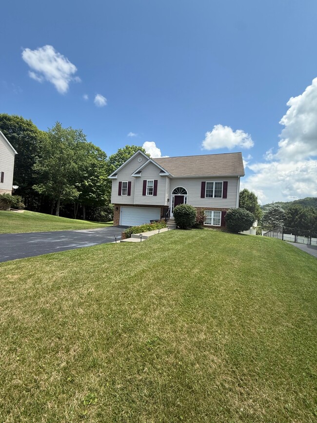 Building Photo - 476 Brandon Dr