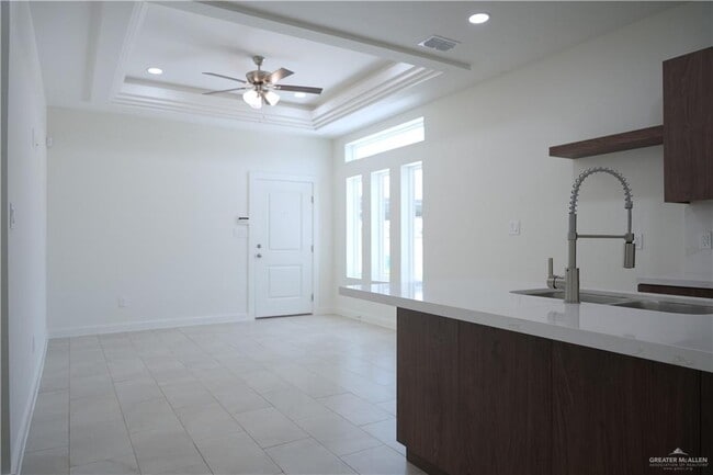 Building Photo - 15 S Woodland Dr