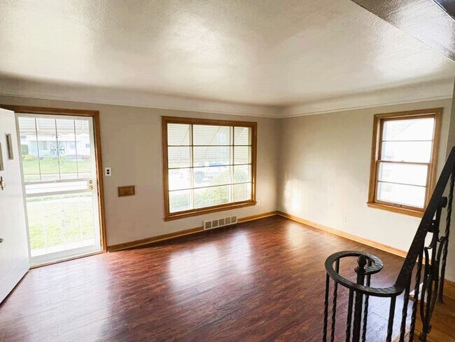 Foto del edificio - Charming 3-Bedroom Home in Maple Heights –...