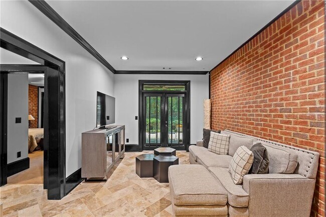 Foto del edificio - 5512 Glenridge Dr