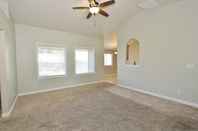 Foto del edificio - 705 Spruce Creek Dr