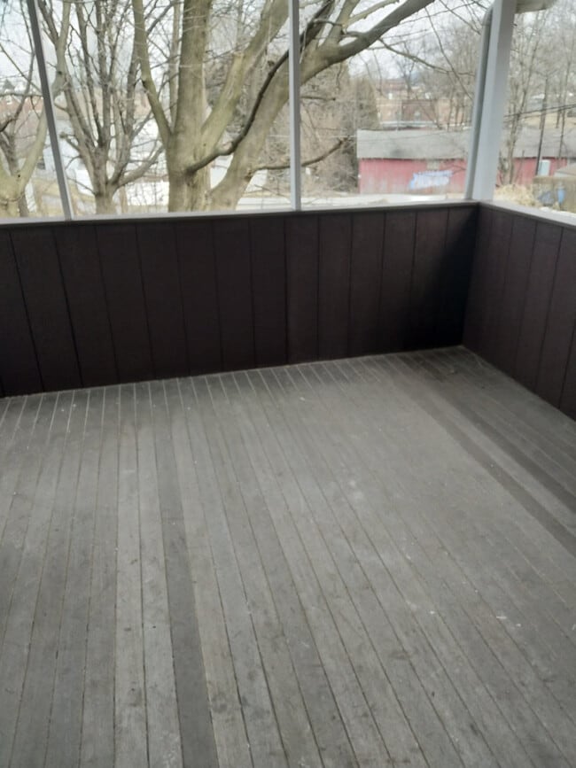 Building Photo - 3BR End-Unit Townhome Available!