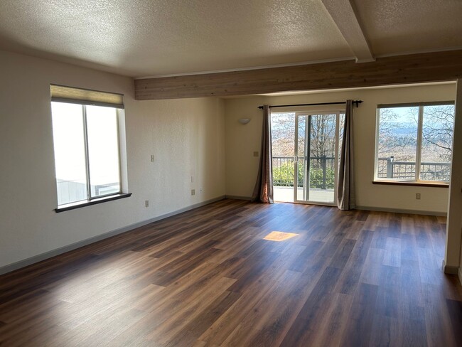 Building Photo - Updated/Renovated 3-story Townhome