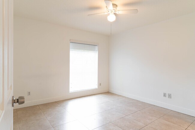 Foto del edificio - 875 Riverside Dr