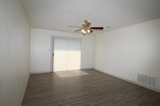 Building Photo - 2-Bedroom Apartment in Prime Pace Location...