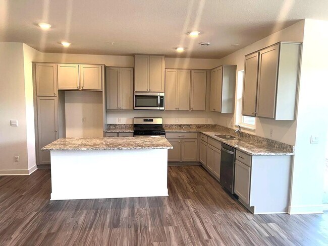 Foto del edificio - Rare 1 year old new construction home!!! N...
