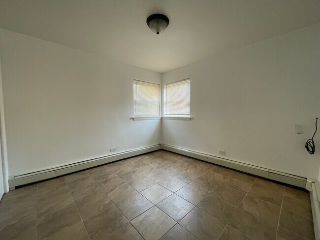 Foto del edificio - 7722 W Belmont Ave