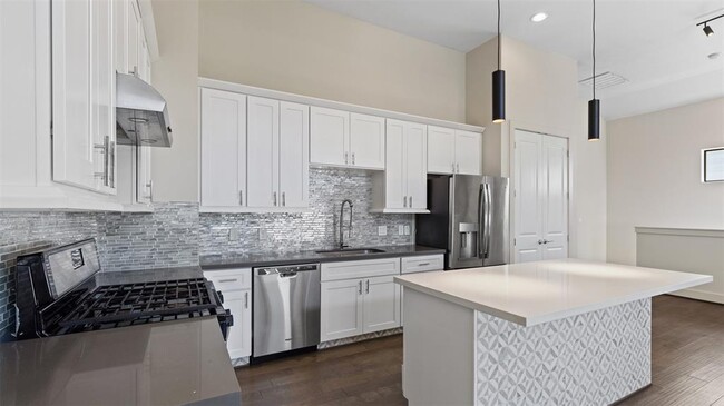 Building Photo - 5808 Gardendale Dr